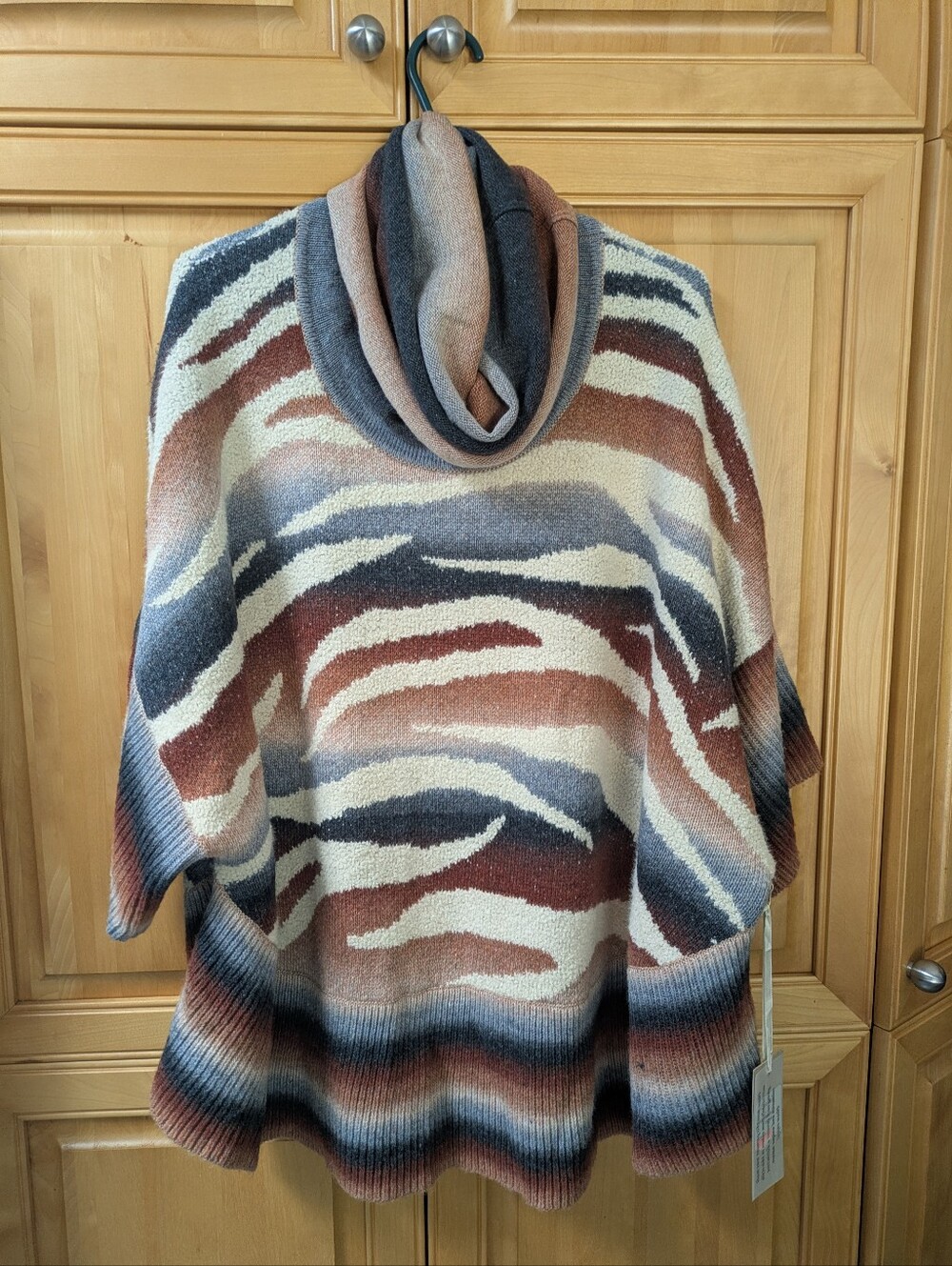 NWT Fashion Concepts Poncho/Sweater L